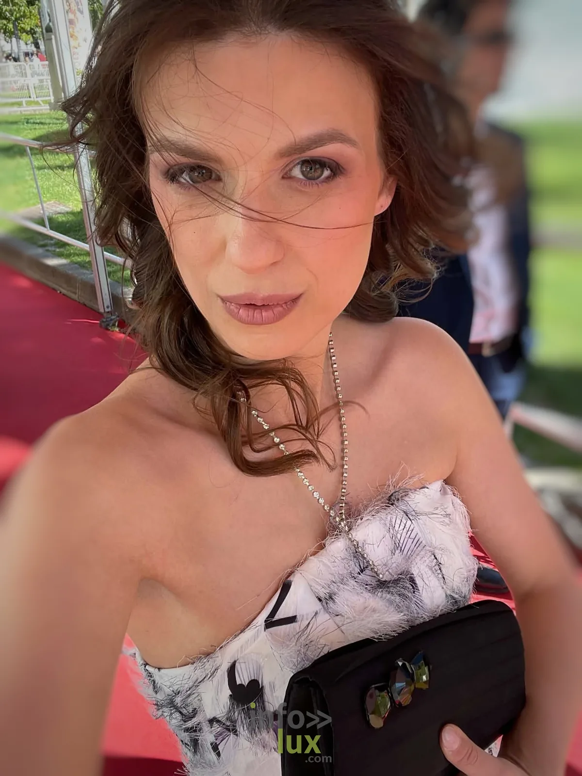 Selfie d’Audrey Chabotier sur le tapis rouge de Cannes 2026 en robe Atelier Séverine M
