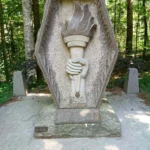 Le monument « torche de la liberté » à Bruyères, érigé par les amis et familles des vétérans du 100e bataillon