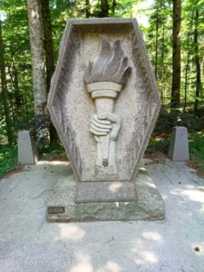 Le monument « torche de la liberté » à Bruyères, érigé par les amis et familles des vétérans du 100e bataillon