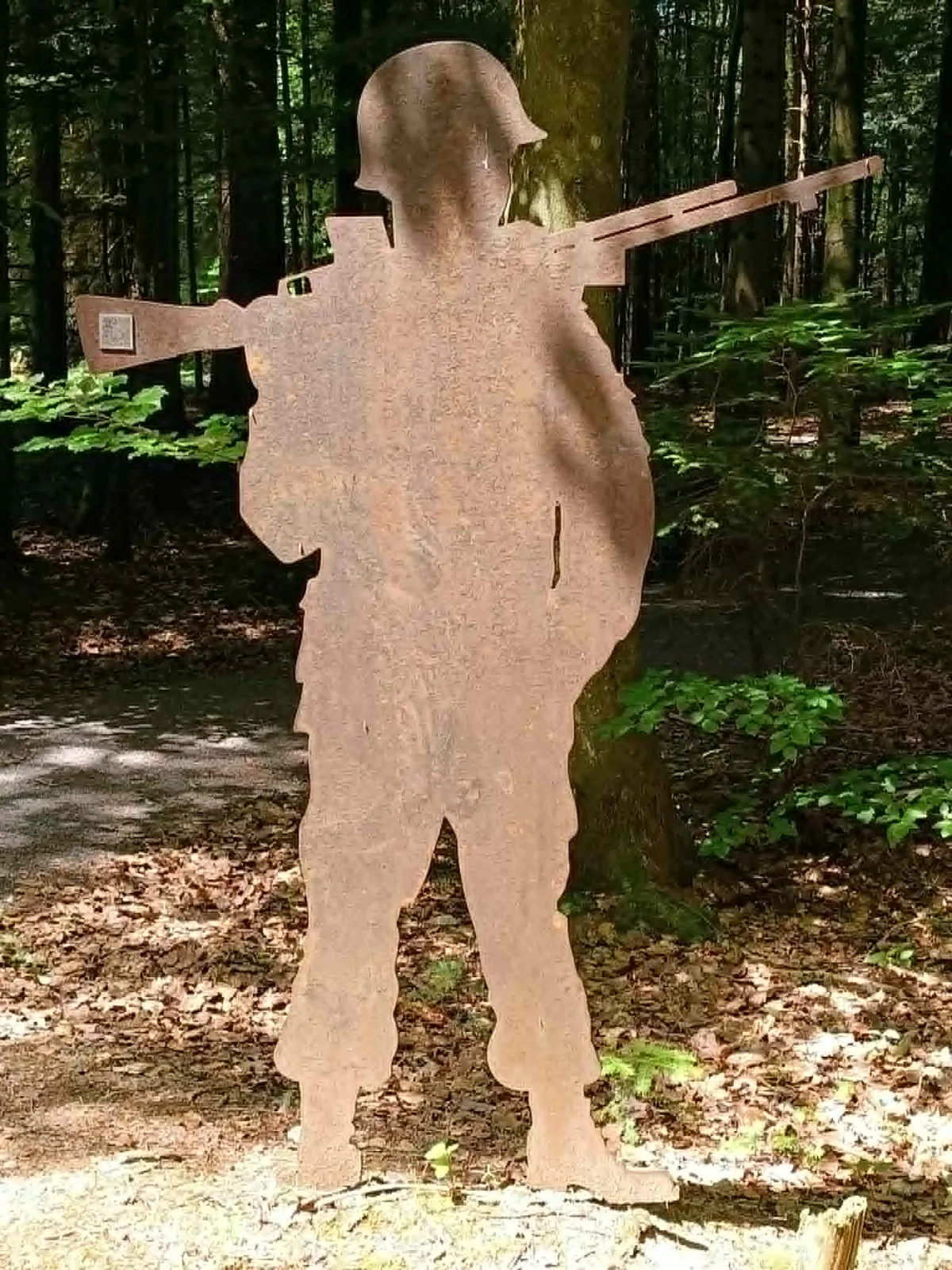 Silhouette sur le parcours commémoratif autour des monuments