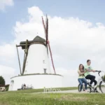 Le Blanc Moulin d’Ostiches, moulin-tour à vent en briques classé, sur sa butte à Ath, province de Hainaut