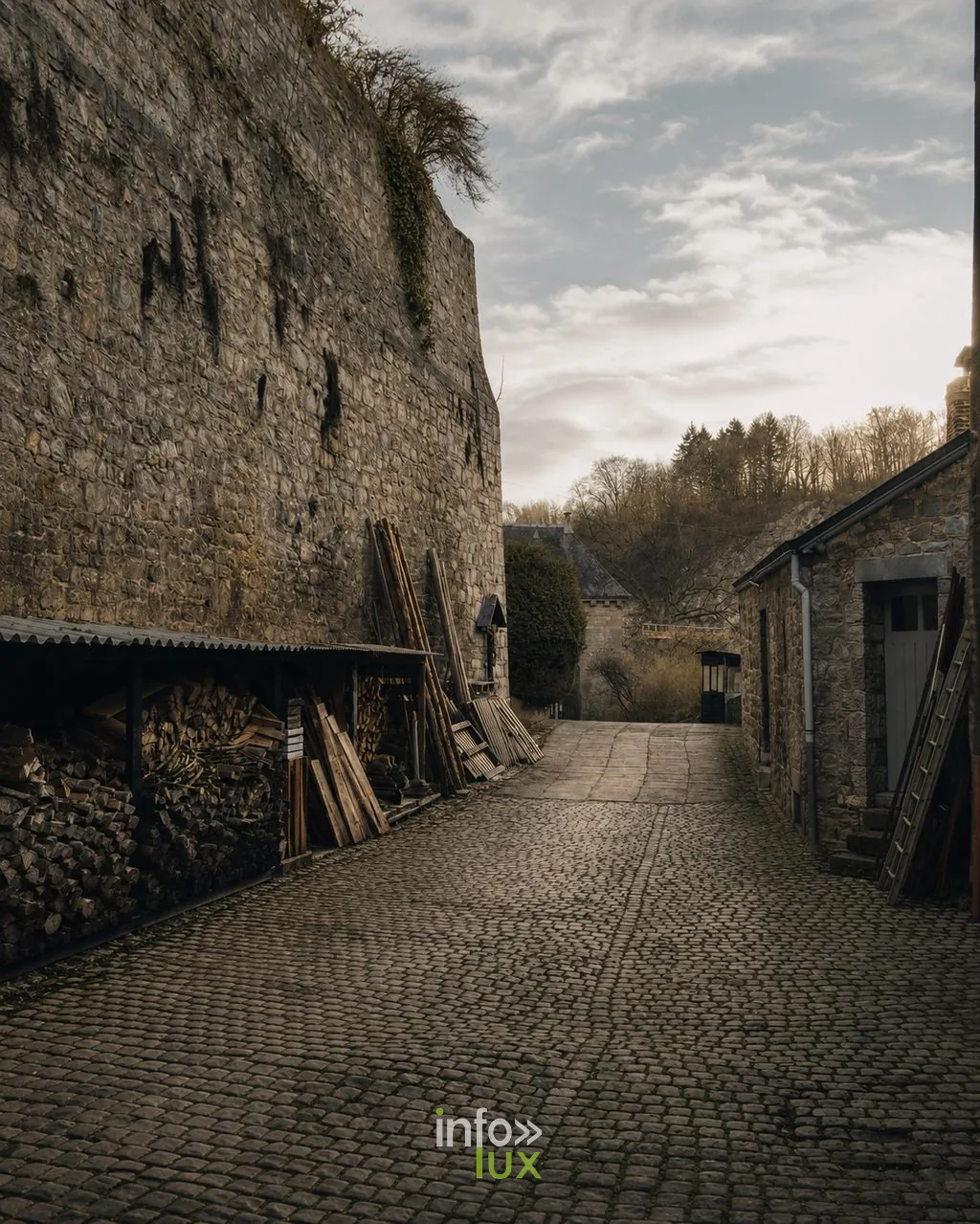Pierres anciennes et dépendances du domaine du Château de Durbuy abritant la brasserie