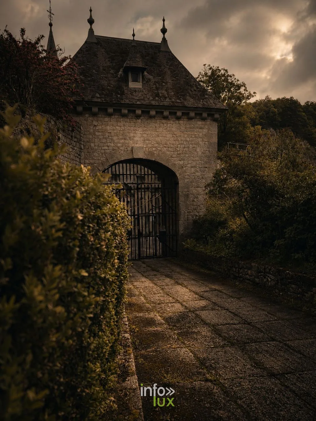 Portail du domaine du Château de Durbuy au crépuscule