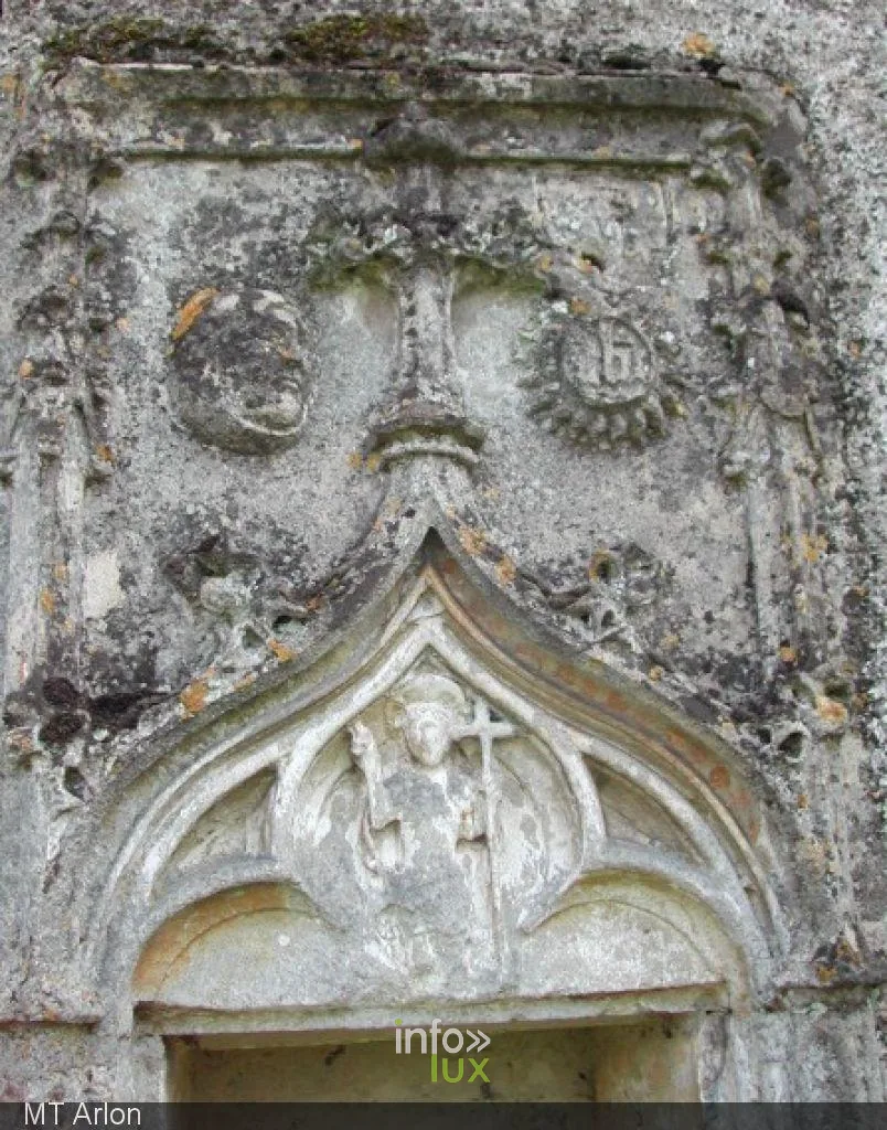 Croix de pierre anciennes de l'ancien cimetière de Guerlange