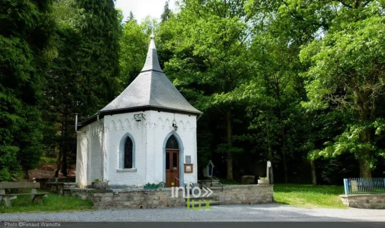 La chapelle de Tinseubois dans son cadre forestier