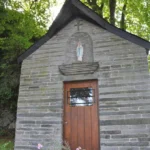 La chapelle de Linglé à Mortehan, entourée de trois tilleuls, Bertrix