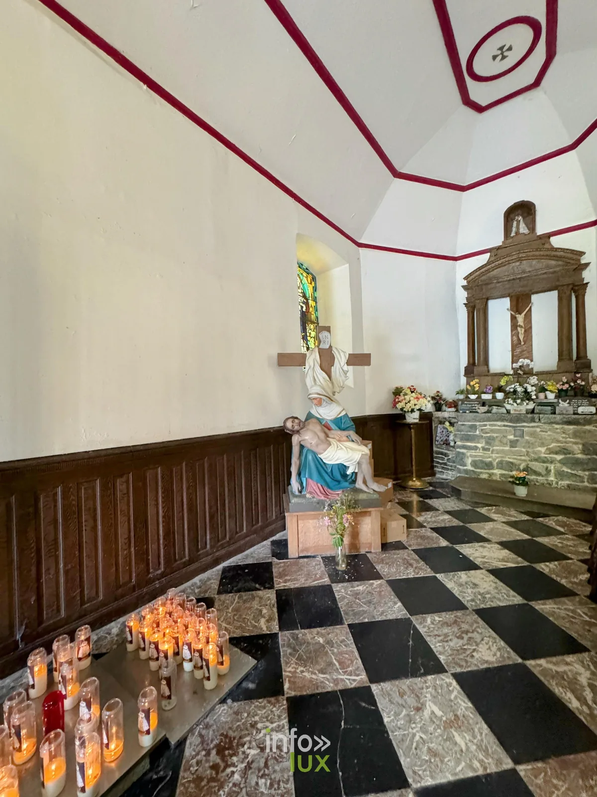 Intérieur de la chapelle Notre-Dame de Haurt, sa pietà et ses cierges