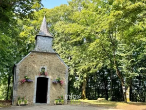 La chapelle Notre-Dame de Haurt sur sa colline, à Bure (Tellin)