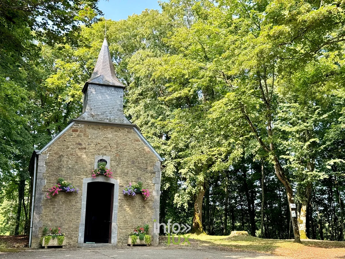 La chapelle Notre-Dame de Haurt sur sa colline, à Bure (Tellin)
