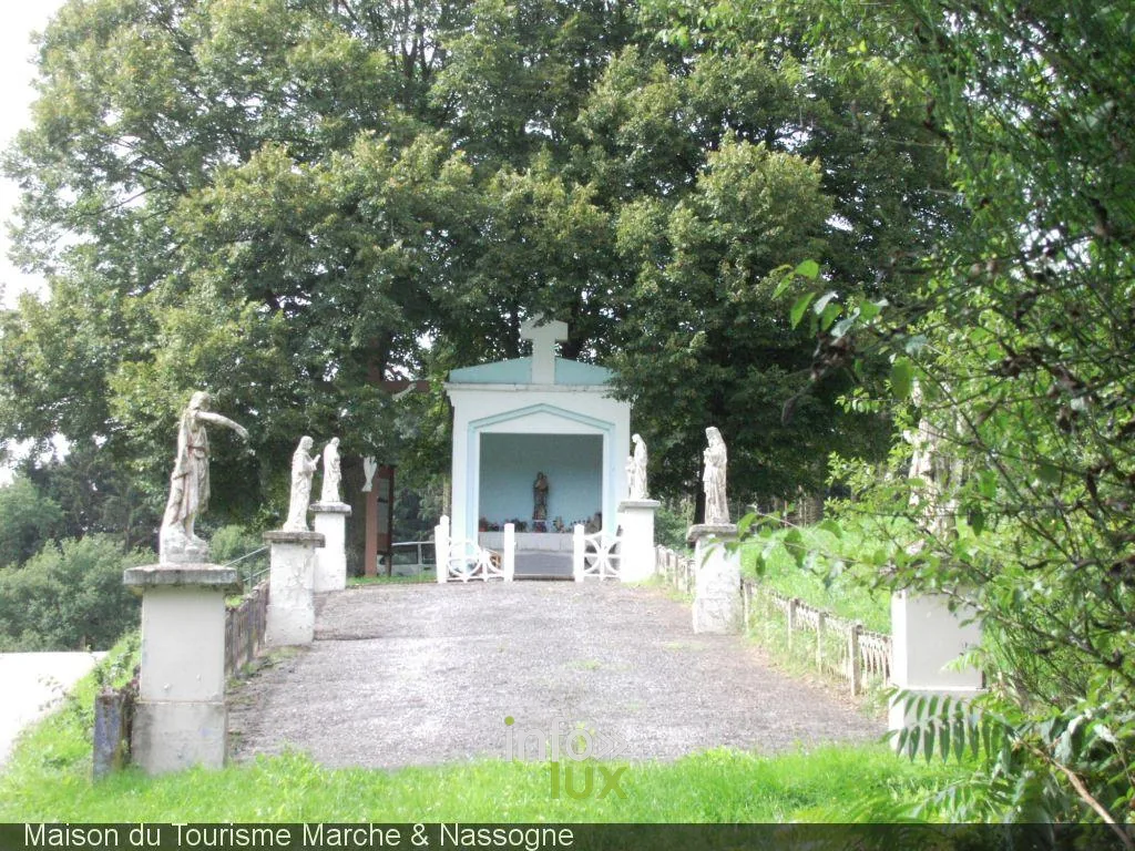 Le calvaire menant à la chapelle Notre-Dame des Champs