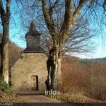 La chapelle Notre-Dame de Walcourt (1750) et ses tilleuls, à Lesse (Libin)