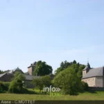 La chapelle castrale Saint-Remi de Fisenne dans son village, Erezée