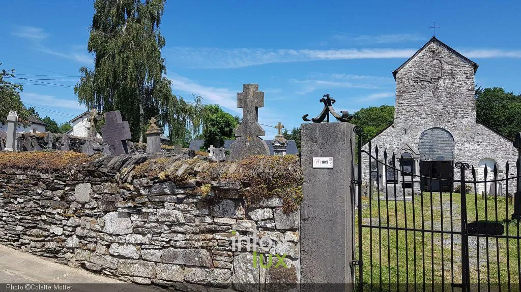 Le cimetière circulaire et ses croix anciennes à Ollomont