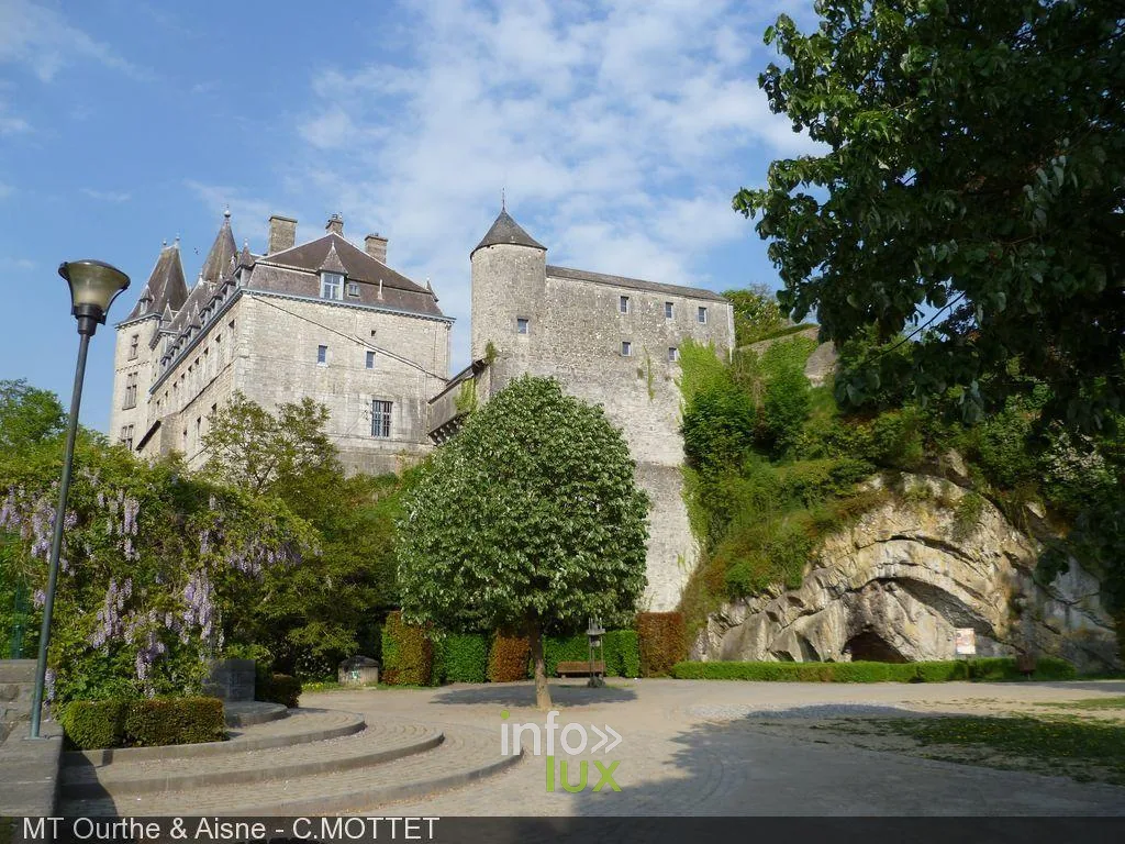 Tours et façade du château des Comtes d'Ursel à Durbuy