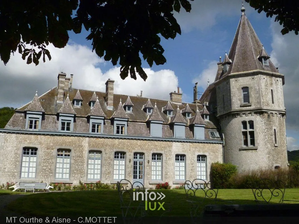 Le château des Comtes d'Ursel à l'entrée de Durbuy, au bord de l'Ourthe