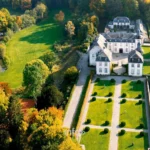 Vue aérienne du château de Deulin et de ses jardins à la française, à Hotton