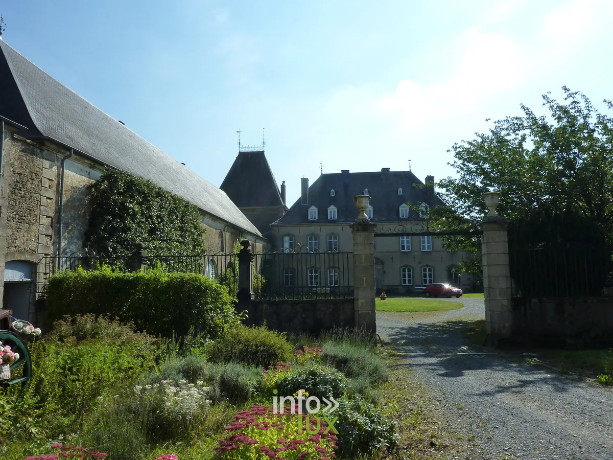 Le château de Guirsch et ses dépendances vus depuis le portail, Arlon