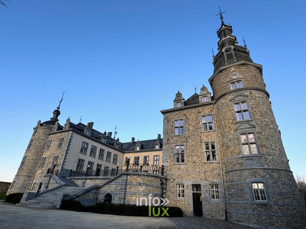 Le château de Mirwart dans son écrin de verdure ardennais