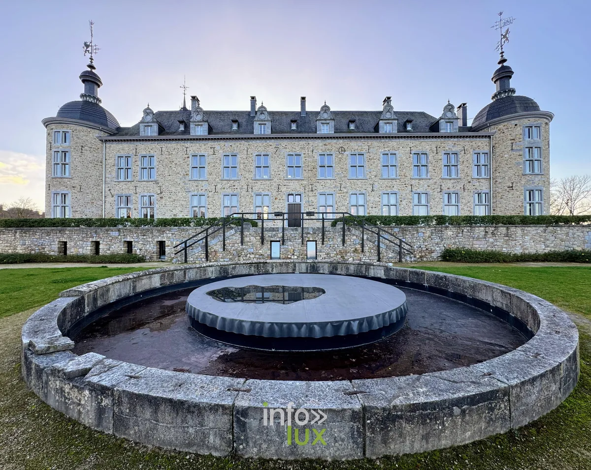 Détail architectural du château de Mirwart