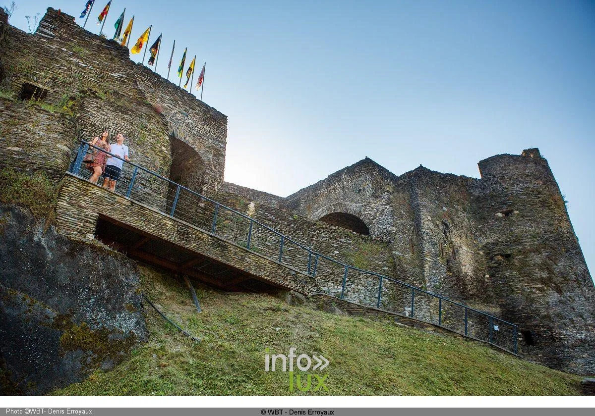 Visiteurs sur les remparts du château de La Roche-en-Ardenne