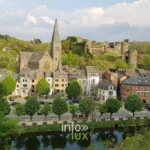 Les ruines du château féodal de La Roche-en-Ardenne dominant la ville et l'Ourthe