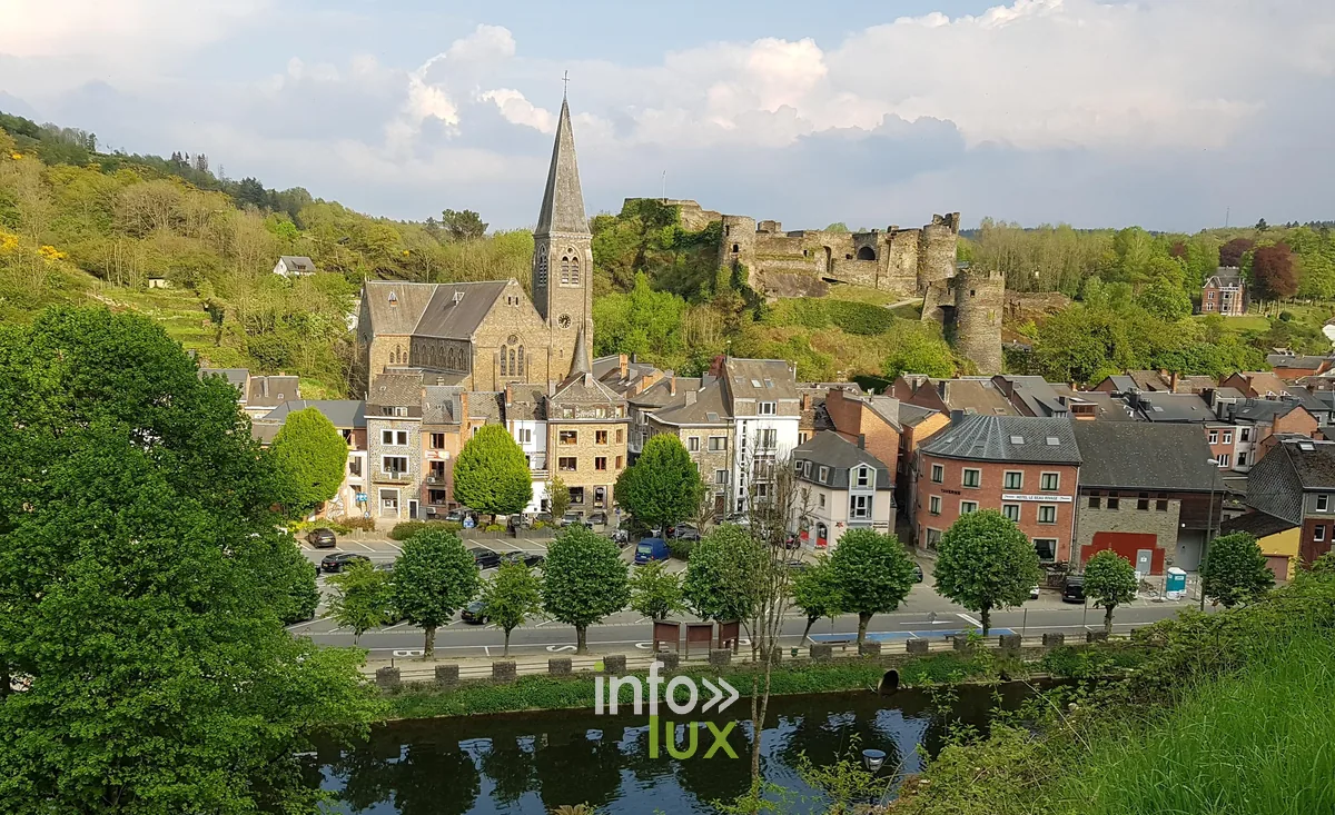 Les ruines du château féodal de La Roche-en-Ardenne dominant la ville et l'Ourthe