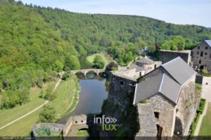 Le château fort de Bouillon et ses remparts dominant la boucle de la Semois