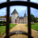 Le château de Jemeppe et son puissant donjon, à Hargimont (Marche-en-Famenne)