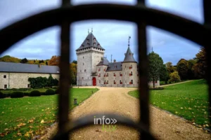 Le château de Jemeppe et son puissant donjon, à Hargimont (Marche-en-Famenne)