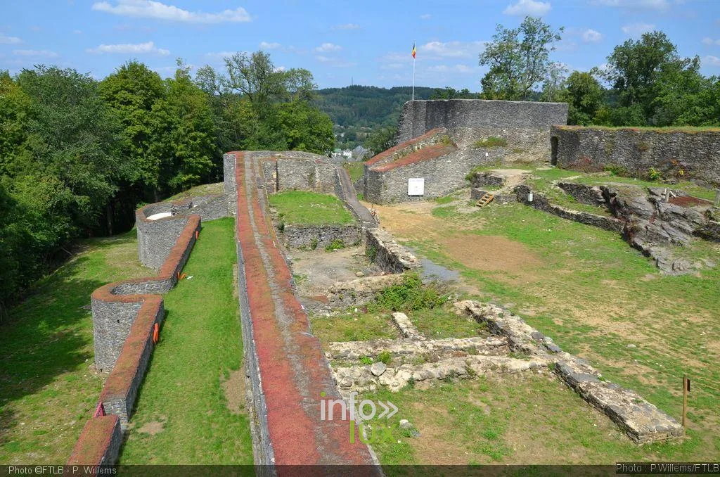 Vestiges des courtines et des tours du château d'Herbeumont
