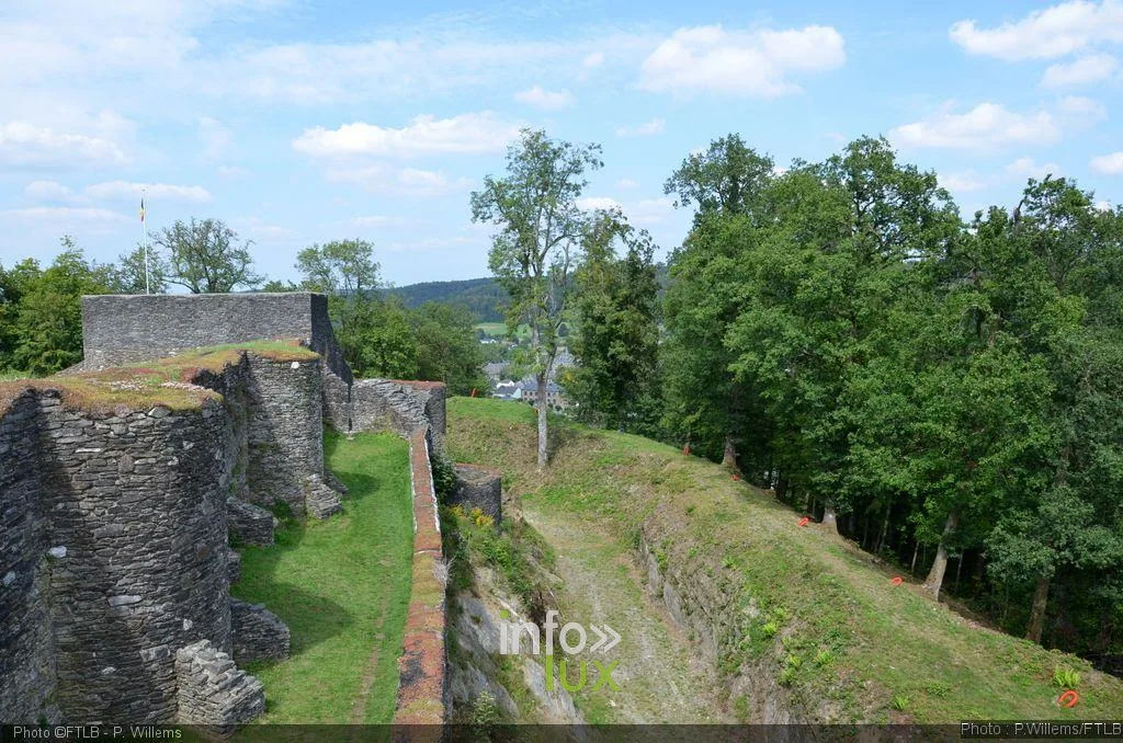 Ruines du château médiéval d'Herbeumont sur la crête dominant la Semois