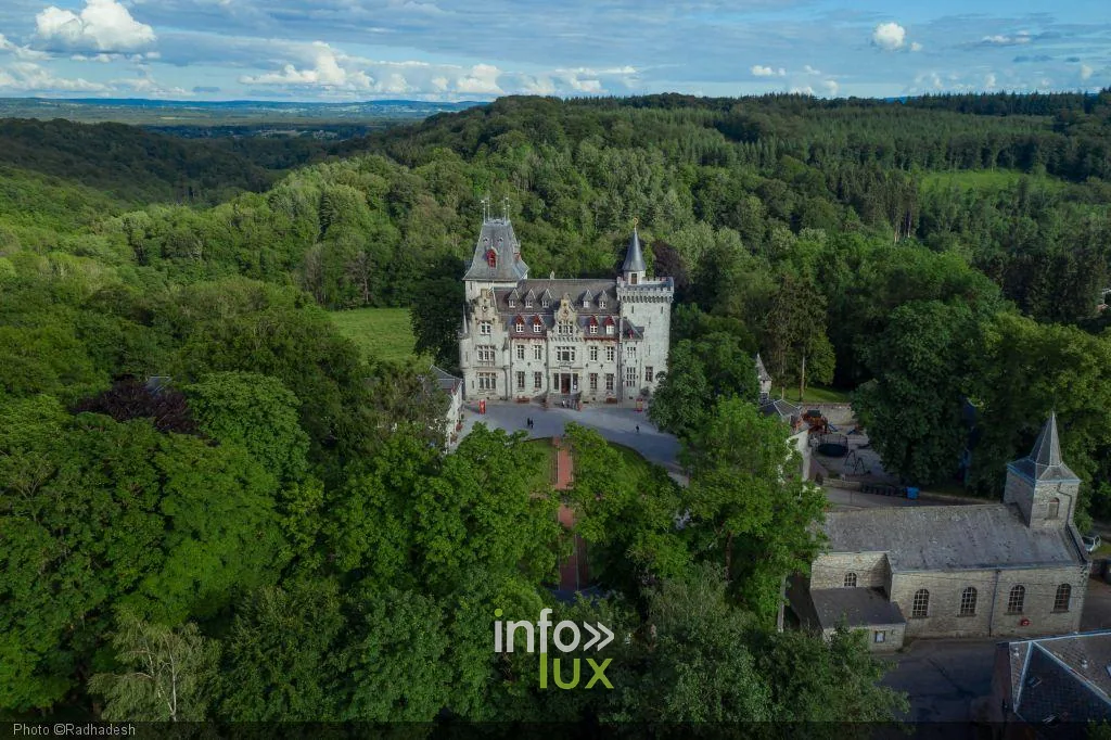 Vue aérienne du château de Petite Somme dans la forêt ardennaise