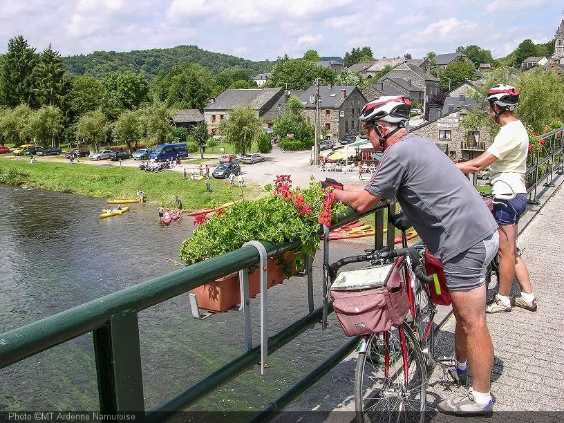 La zone de baignade près du pont de Membre — Vresse-sur-Semois La zone de baignade près du pont de Membre a Vresse-sur-Semois, province de Namur