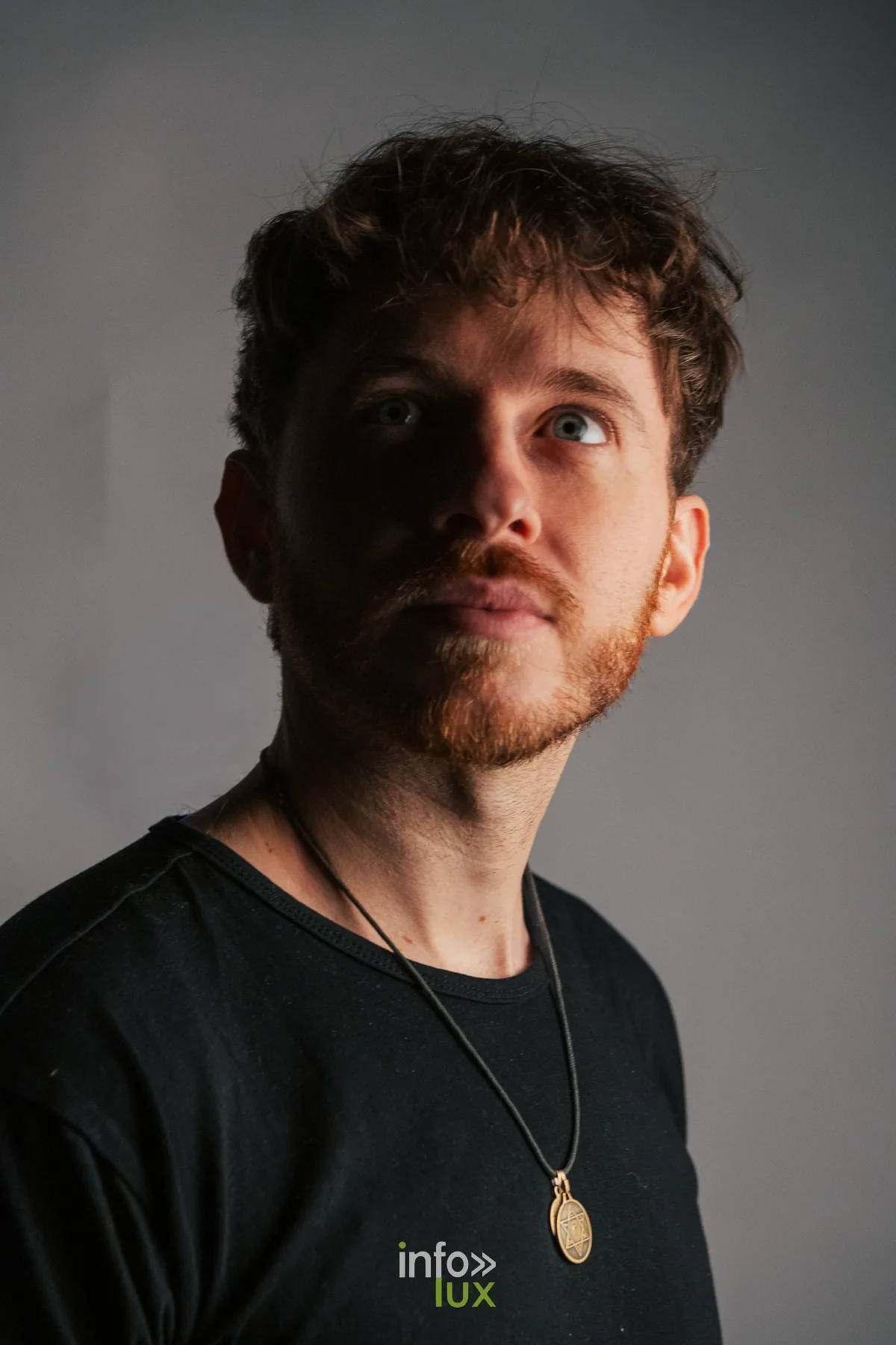 Portrait de Brieuc Angenot, voix de contre-tenor et claviers du duo OFiRA