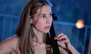La violoncelliste Eugenie Defraigne du duo OFiRA, concert d'aquarelles sonores a l'eglise de Sohier