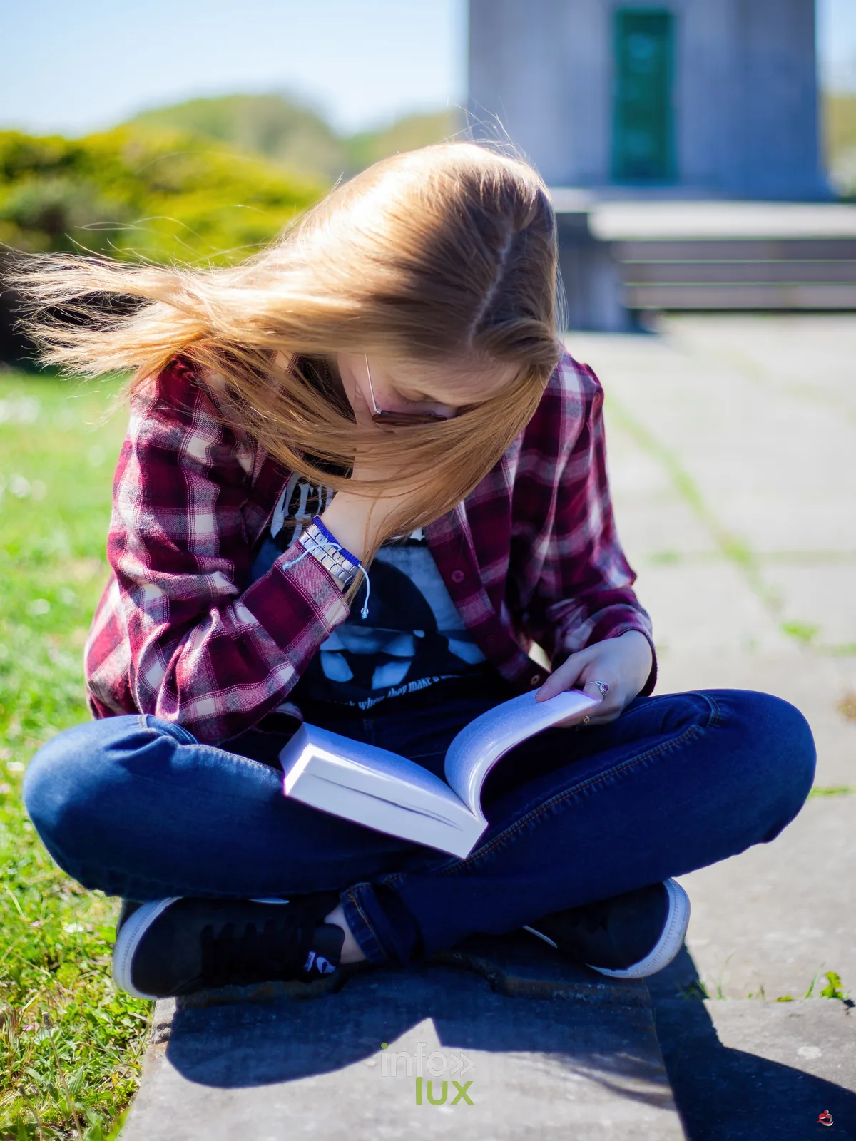Jeune lectrice en lumière naturelle