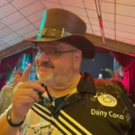 Dany Coco (Daniel Carion), chanteur, avec son chapeau et sa chemise musicale