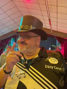 Dany Coco (Daniel Carion), chanteur, avec son chapeau et sa chemise musicale