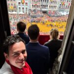 David Leys, chambourlette 2026, sur un balcon surplombant la Grand-Place de Mons pendant le Doudou