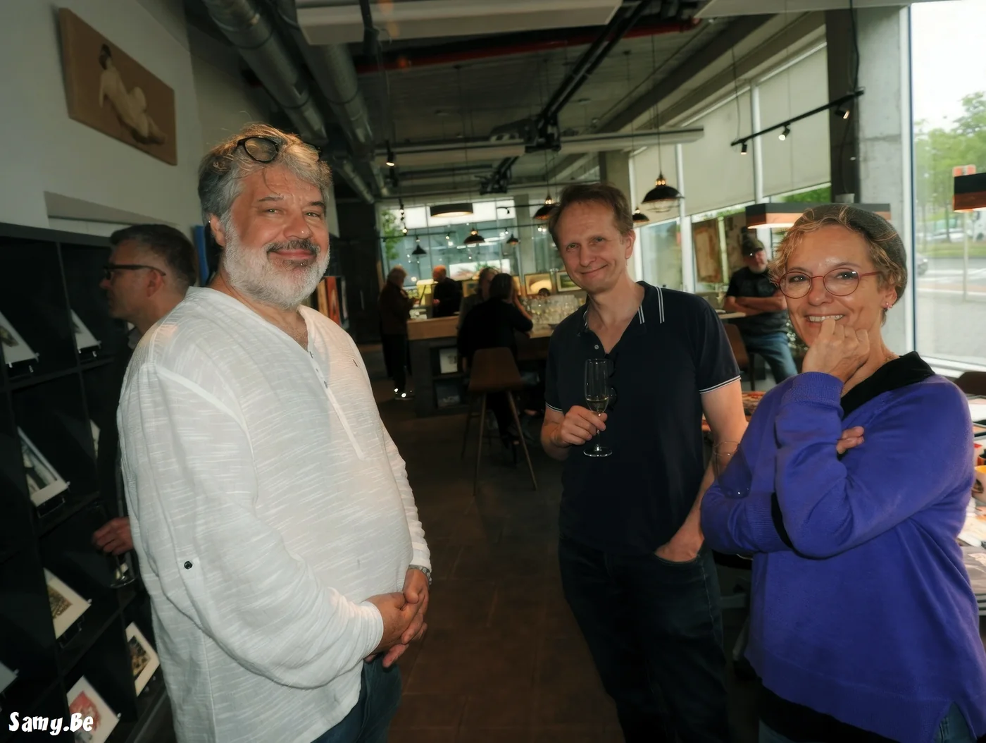 Serge Dehaes (chemise fleurie) et David Peeters (chemise blanche) à l'Espace REGUS d'Anderlecht — © Samy Harzallah / Samy.be