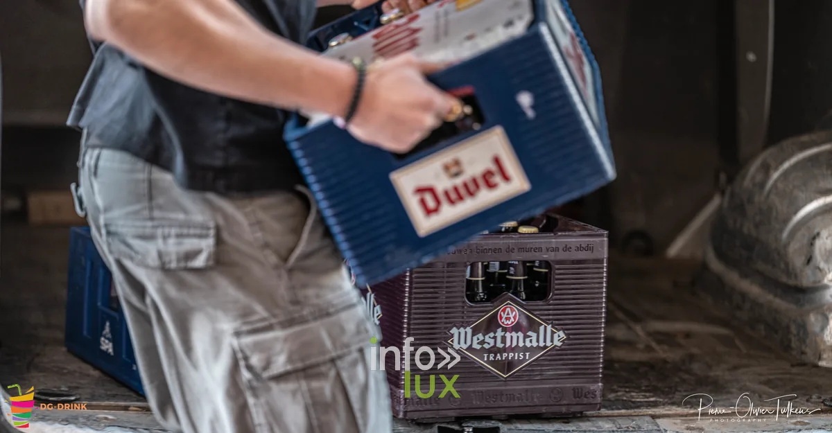Chargement de casiers dans la camionnette de livraison DG Drink, Brabant wallon