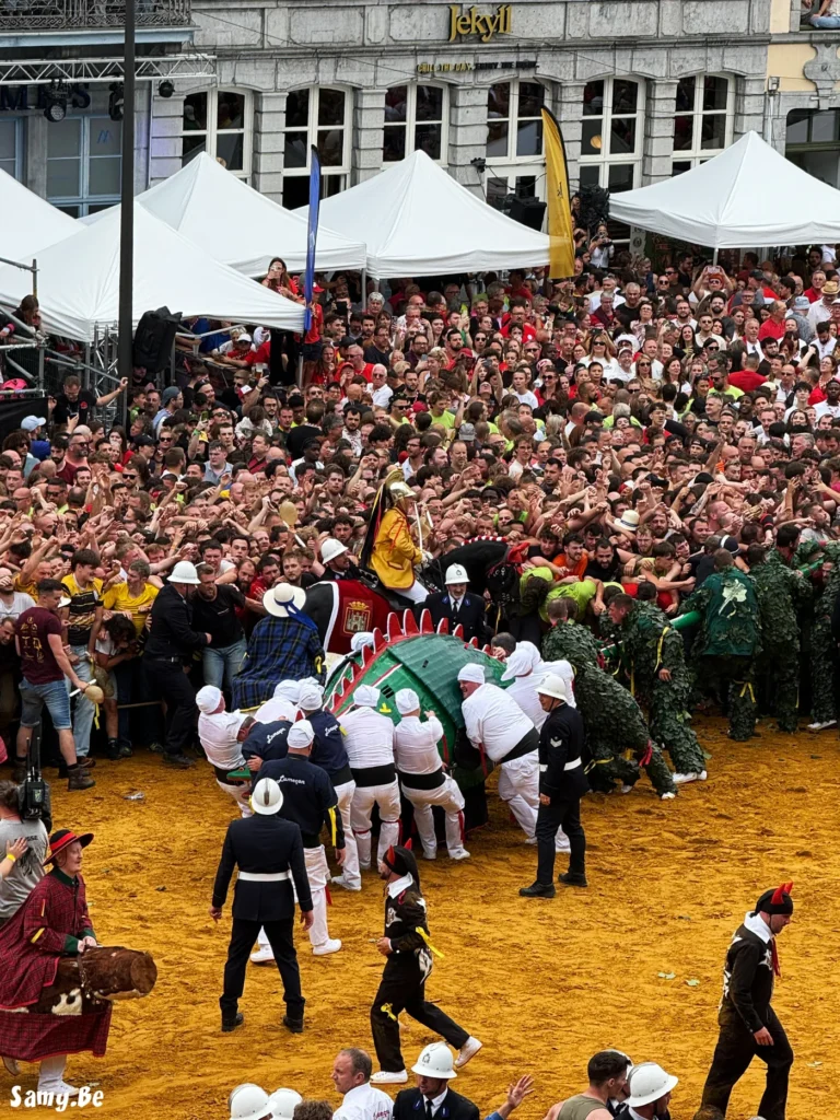 Doudou 2026 — le Combat (Lumeçon) et l'ambiance sur la Grand-Place de Mons