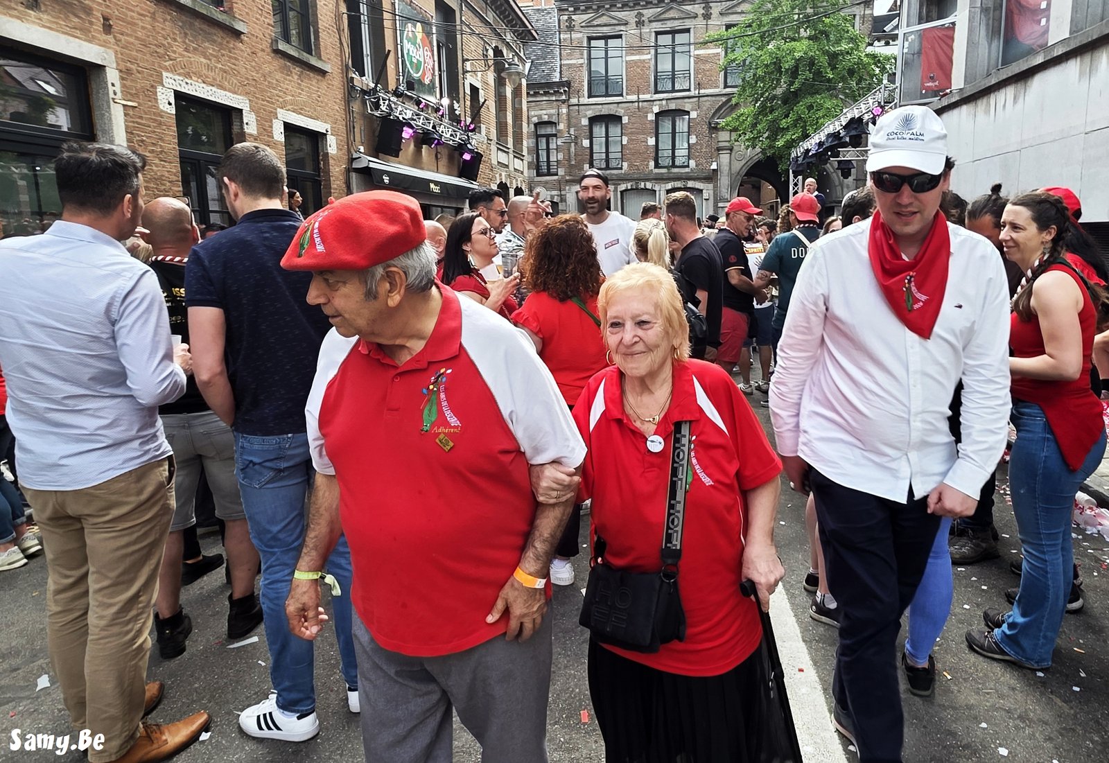 Membres des Amis de la Descente, groupe folklorique du Doudou, en costumes rouges