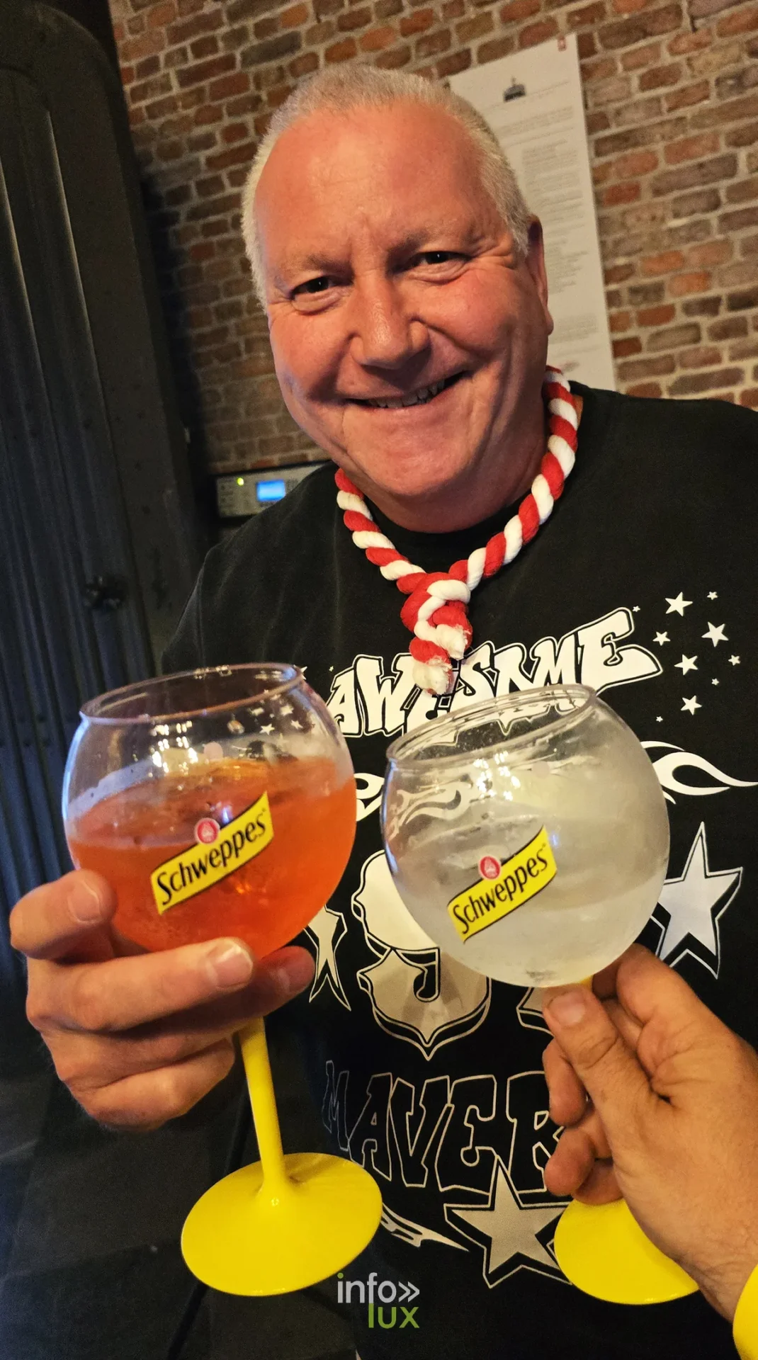 Festivaliers qui trinquent pendant la Doudou Sound Party 2026 sur la Grand-Place de Mons