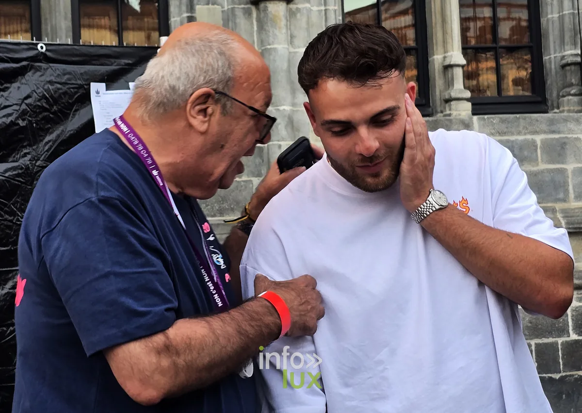 Moment de complicité en coulisses de la Doudou Sound Party 2026 à Mons