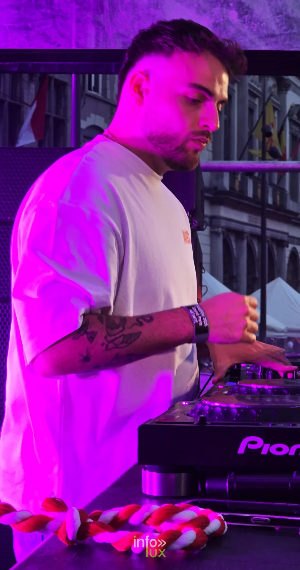 DJ aux platines Pioneer pendant la Doudou Sound Party 2026 sur la Grand-Place de Mons