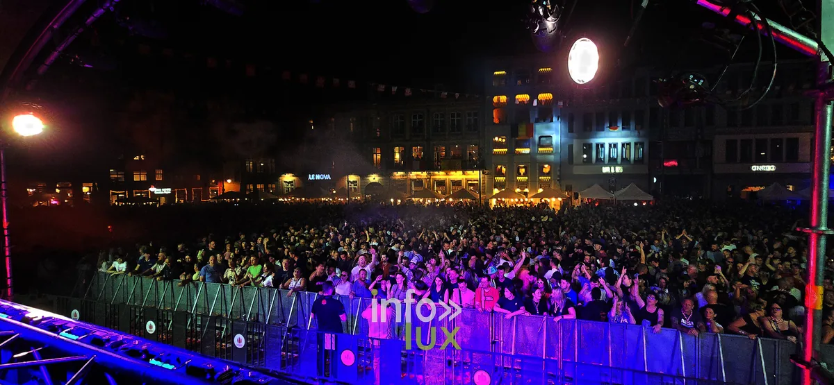 Grand-Place de Mons noire de monde de nuit pendant la Doudou Sound Party 2026