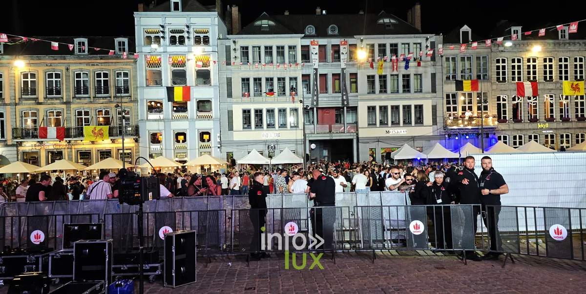 Panorama de la Grand-Place de Mons et de ses façades pendant la Doudou Sound Party 2026