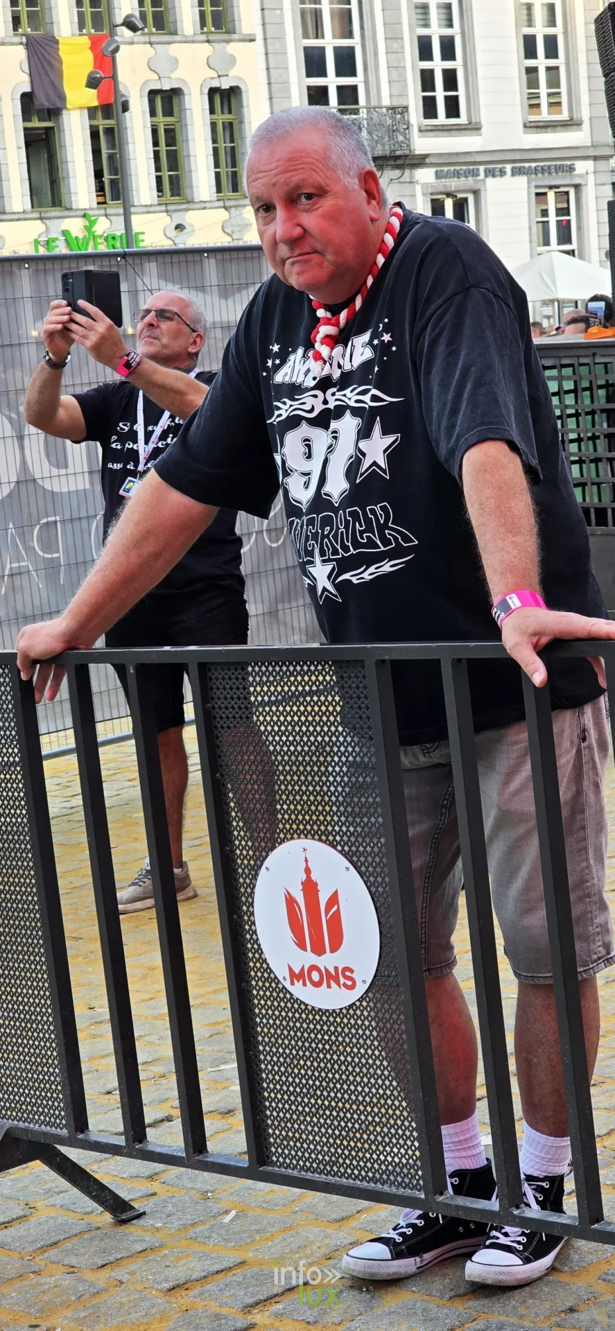 Spectateur de la Doudou Sound Party 2026 derrière les barrières « MONS » sur la Grand-Place