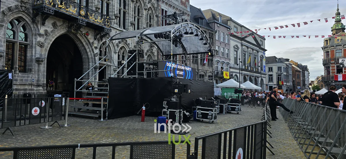 Scène de la Doudou Sound Party 2026 installée devant l'Hôtel de Ville de Mons, Grand-Place